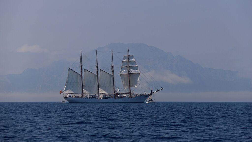 El buque escuela Elcano cruza el Estrecho rumbo a C&aacute;diz.  El Rey estar&aacute; presente en un acto a la llegada del buque escuela.