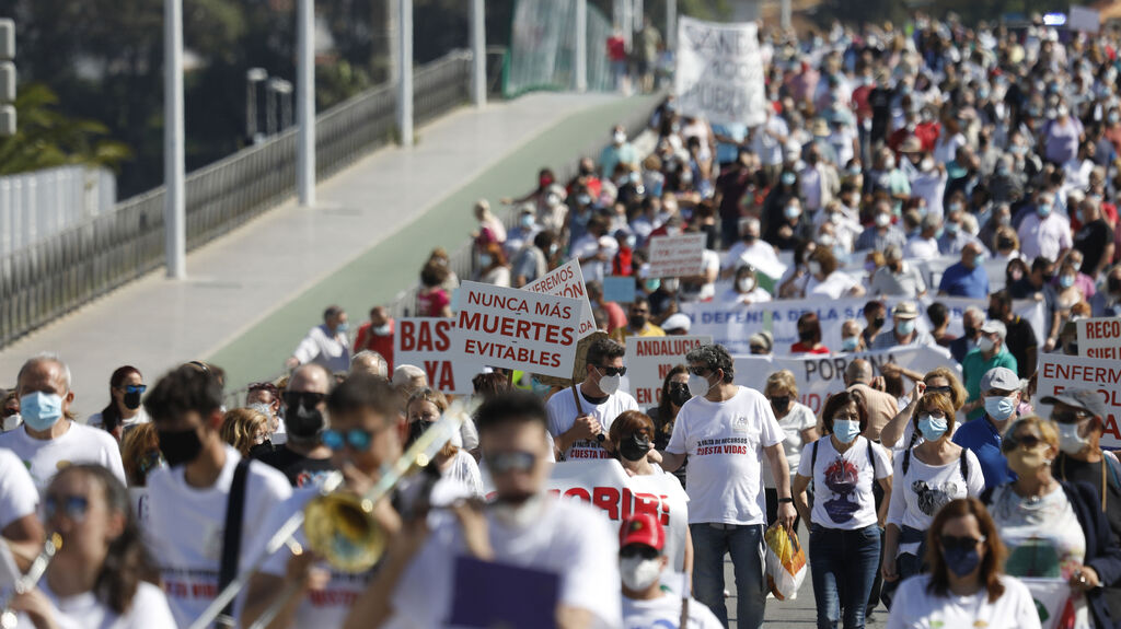 Un millar largo de manifestantes reclama al SAS inversiones en medios materiales y humanos en Algeciras. Los manifestantes, al inicio de su marcha, cerca de la rotonda del varadero.