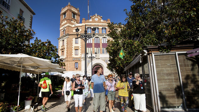 Turistas por la plaza de las Flores de Cádiz a finales del pasado mes de septiembre.