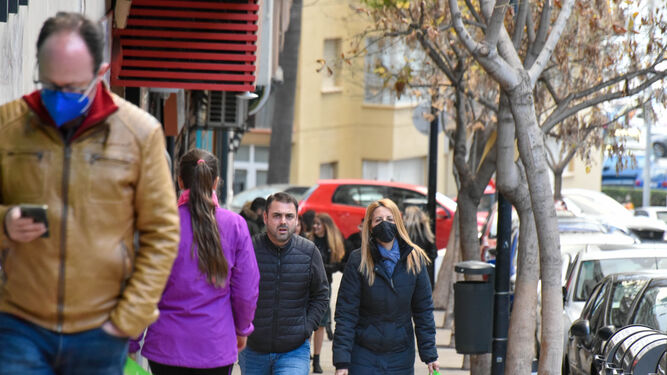 Varias personas caminan por la calle Trafalgar de Algeciras.