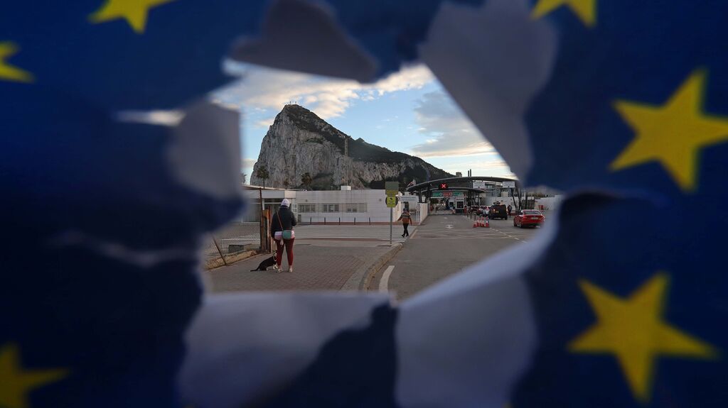 Tras tres siglos de desencuentros, el Brexit propicia un 'principio de acuerdo' entre Espa&ntilde;a y Reino Unido sobre el futuro de Gibraltar. El Pe&ntilde;&oacute;n visto a trav&eacute;s de una bandera de Europa desde La L&iacute;nea de la Concepci&oacute;n.