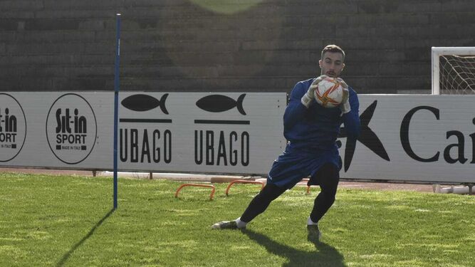 Alberto Varo atrapa un balón durante el entrenamiento de este martes