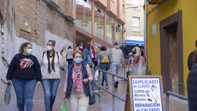 Un grupo de personas por una céntrica calle de Algeciras.