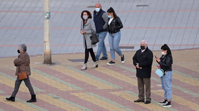 Varias personas con mascarillas en Algeciras