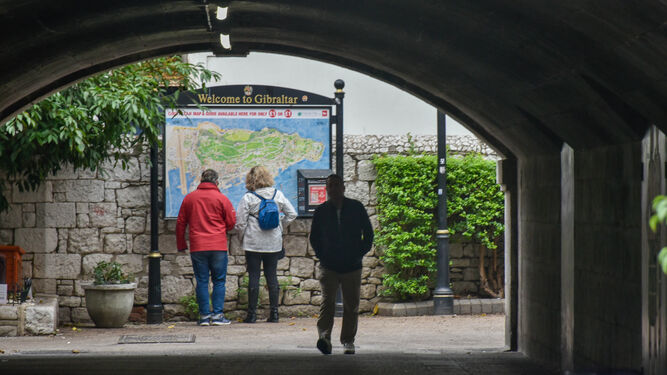 Dos personas consultan un mapa de Gibraltar cerca de Casemates.