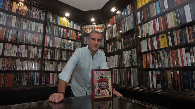 Alfonso Escuadra posa con su último libro, 'Objetivo Gibraltar. Entre el plan G y la operación Félix' , en la biblioteca de su casa.