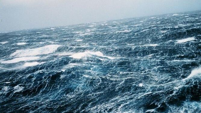 El temporal ha sorprendido a la Victoria cuando navegaba por el Mar de Banda rumbo al Océano Índico.