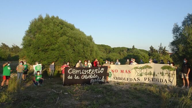 Una de las protestas contra la urbanización en el bosque de Rancho Linares.
