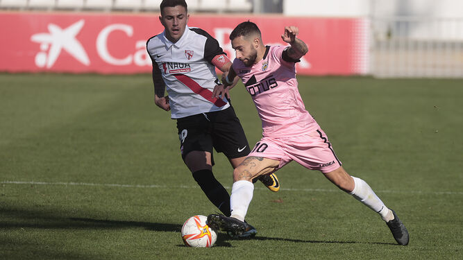 Antoñito trata de burlar a un adversario en el Sevilla Atlético-Balona