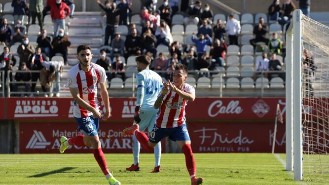 Romero y Ferni celebran el 2-1 del Algeciras ante el Villarreal B.