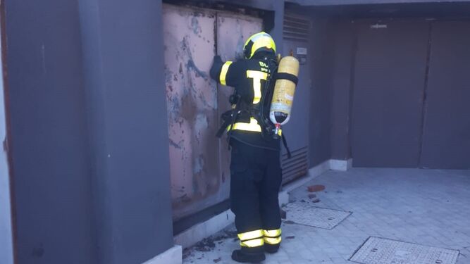 Un bombero interviene en la zona afectada del centro de transformación eléctrica de Bahía Sur.