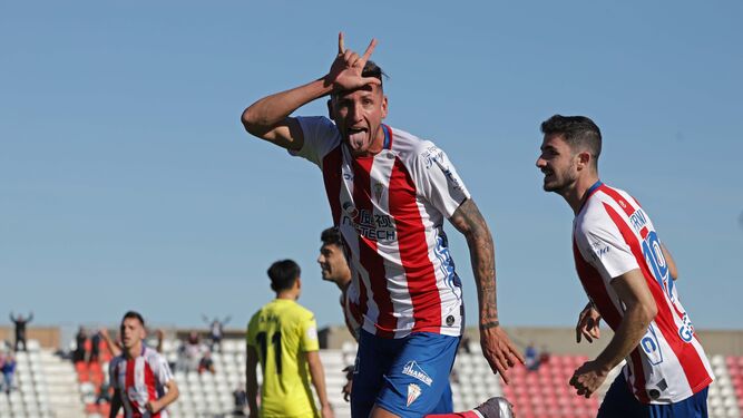 Mariano celebra de manera peculiar su primer gol con el Algeciras.