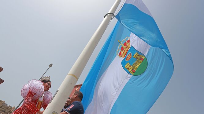 Un acto de izada de la bandera de La Línea.