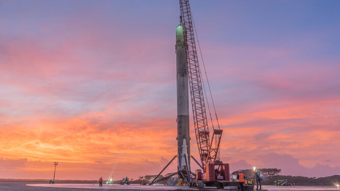 Un cohete espacial Falcon 9, que lanzará al espacio el satélite de WISeKey.