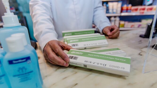 Un farmacéutico de Cádiz muestra los test de autodiagnóstico de venta en farmacias