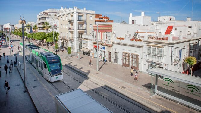 El tranvía a su paso por la calle Real de San Fernando, en una imagen tomada durante las pruebas.