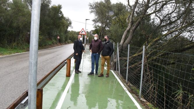 Las autoridades municipales supervisan el nuevo tramo de carril bici en San Roque.