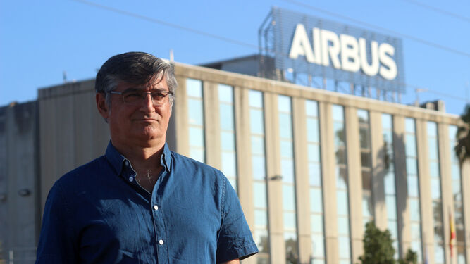 Juanma Trujillo, ante la factoría de Airbus Puerto real