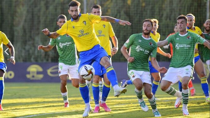 Sergi Fernández controla el balón durante un partido con el Cádiz B