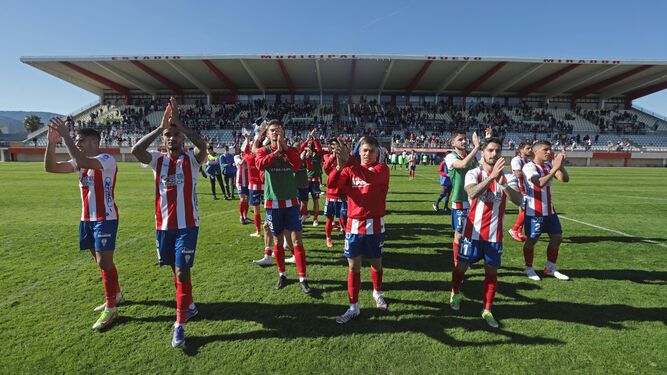 Los jugadores del Algeciras aplauden en el Nuevo Mirador.