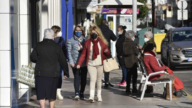 Personas con mascarillas en Algeciras.