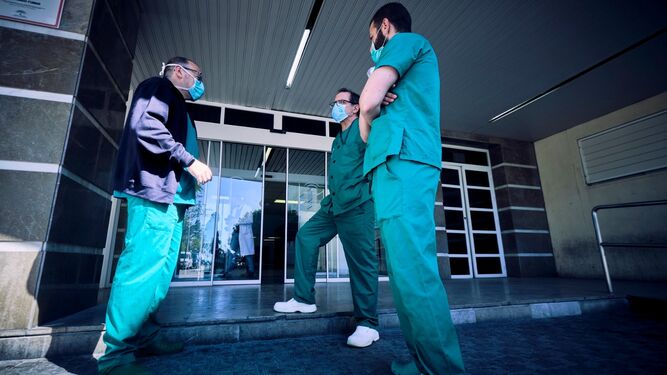 Trabajadores sanitarios en el Hospital de Puerto Real