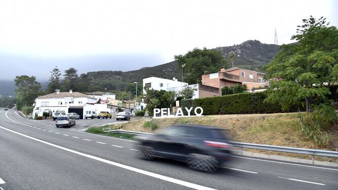 Un vehículo pasa por la carretera junto a Pelayo.