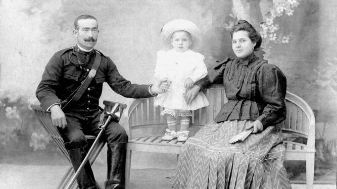 Fotografía familiar del carabinero Juan Rodríguez García del Corral y Ana Ravira Lima.