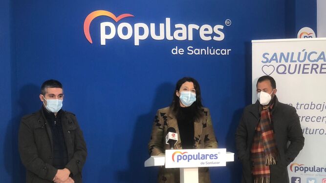 La portavoz del PP de Sanlúcar, Carmen Pérez, en su comparecencia pública sobre la Capitalidad Gastronómica.