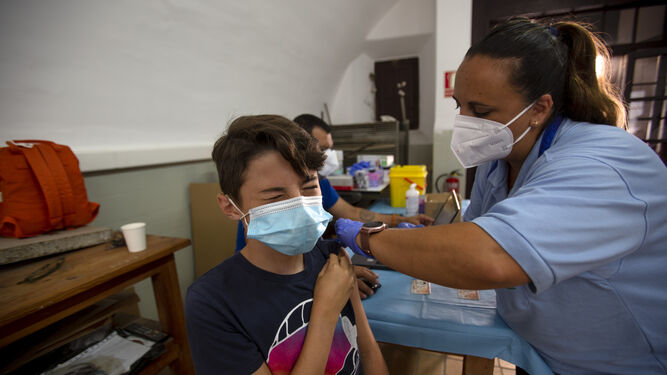 Un joven está siendo vacunado