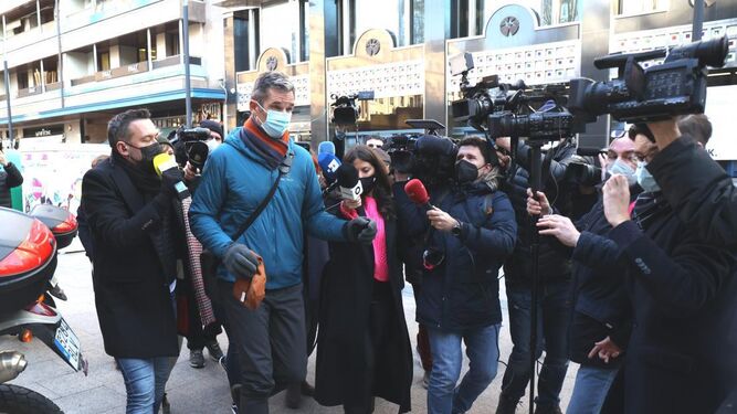 Iñaki Urdangarín, rodeado de periodistas, a su salida del trabajo.