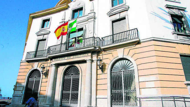 Fachada principal de la Audiencia Provincial de Cádiz.
