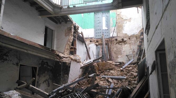 Vista del interior de la vivienda que sufrió el derrumbe el pasado domingo en pleno centro.
