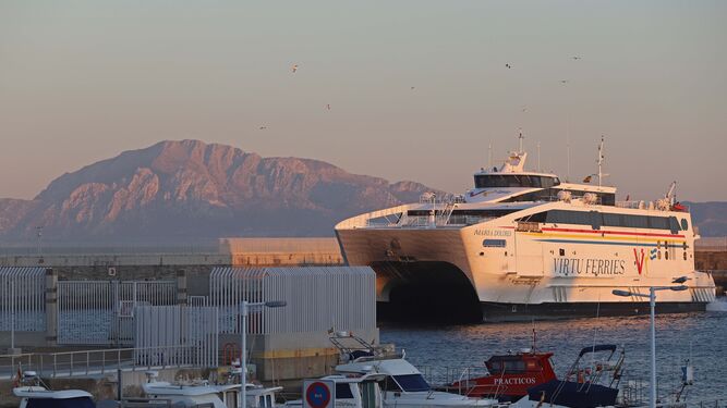 Un ferry maniobra a su entrada al Puerto de Tarifa.