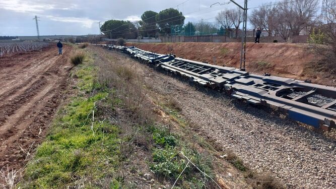 Descarrilamiento en La Roda (Sevilla) que ha impedido poner en marcha el servicio de tren refrigerado
