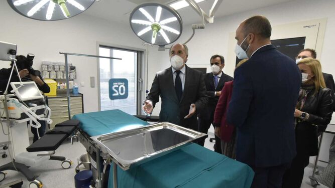 Los alcaldes de Algeciras y Los Barrios supervisan una de las nuevas zonas del Hospital Quirónsalud Campo de Gibraltar.