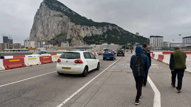El paso de vehículos y peatones a través del aeropuerto de Gibraltar.