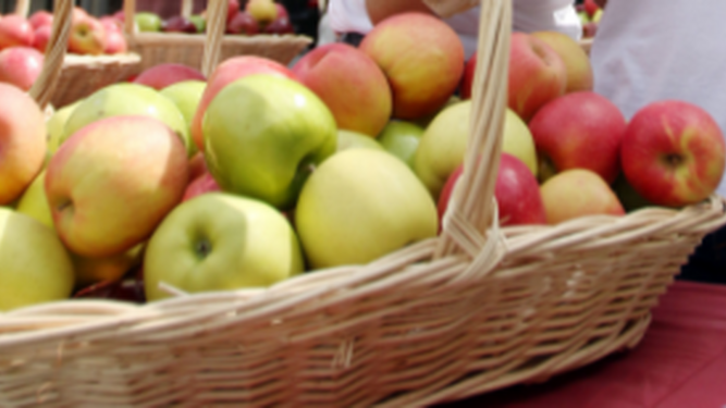 Una cesta con manzanas-