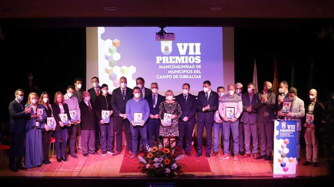 Los galardonados y representantes políticos de la comarca, al final de la gala de entrega.