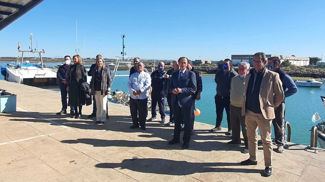 Los representantes de las diferentes administraciones y de los pescadores, durante el encuentro celebrado este martes en el muelle.