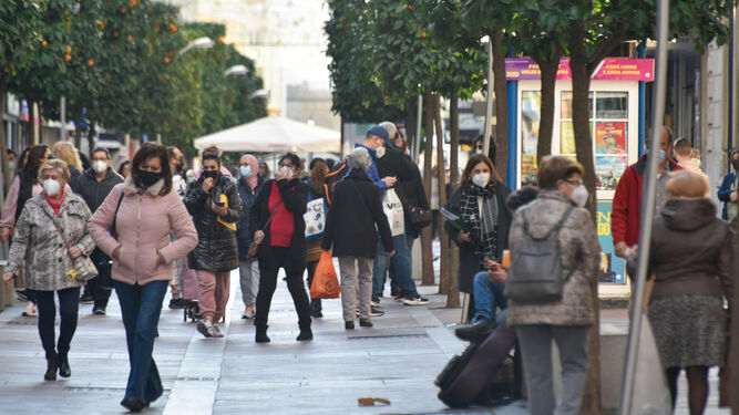 Personas caminando con sus mascarillas por la calle Ancha de Algeciras
