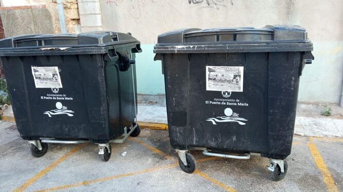 Carteles anunciadores de la huelga de limpieza y recogida de basuras en El Puerto convocada para el verano de 2021.