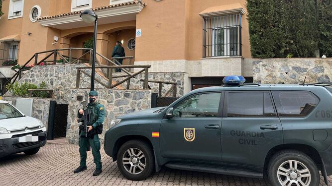 La Guardia Civil, durante el registro practicado este miércoles en una vivienda en Marbella.