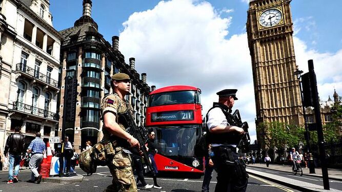 Militares patrullan las calles de Londres
