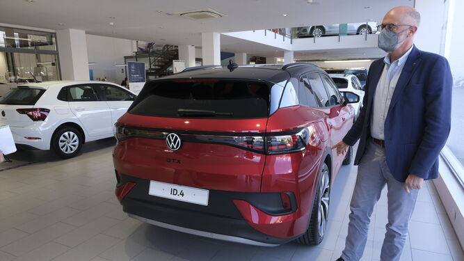 Enrique Martín muestra el ID. 4 de Volkswagen en el concesionario de Huércal de Almería