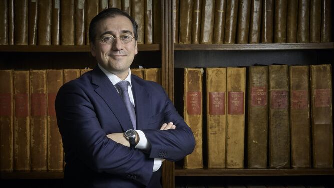 José Manuel Albares, ministro de Asuntos Exteriores, Unión Europea y Cooperación, en la hemeroteca de Diario de Cádiz.
