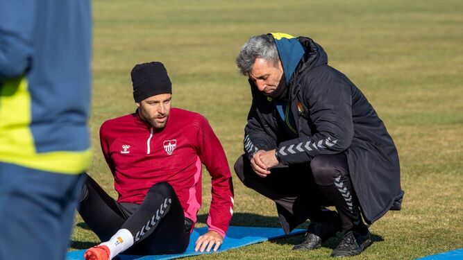 Óscar Álvarez conversa con un jugador durante un entrenamiento