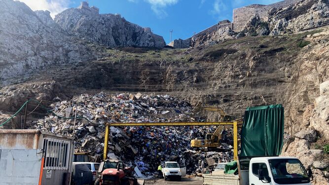 La basura acumulada en Gibraltar sin poder salir a Los Barrios.