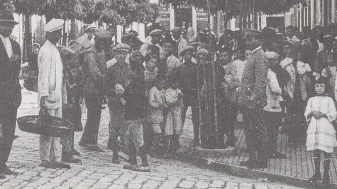 La permanente presencia de los niños en la calle Castelar.