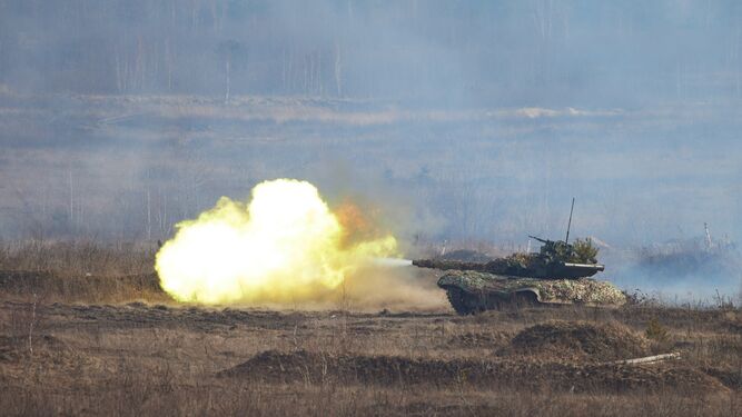 Un tanque dispara en un ejercicio del ejército ruso.